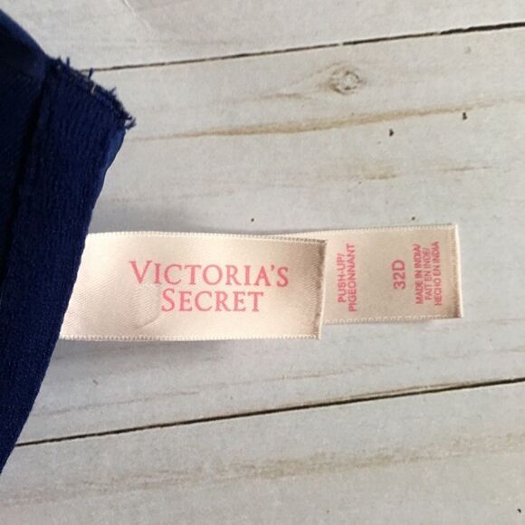 Victoria's Secret Padded Push Up Underwire Bra 32D - Picture 7 of 7